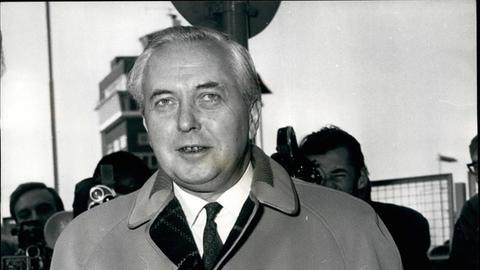 Der britische Premierrminister Harold Wilson im Dezemberr 1966 auf dem Flughafen in London.