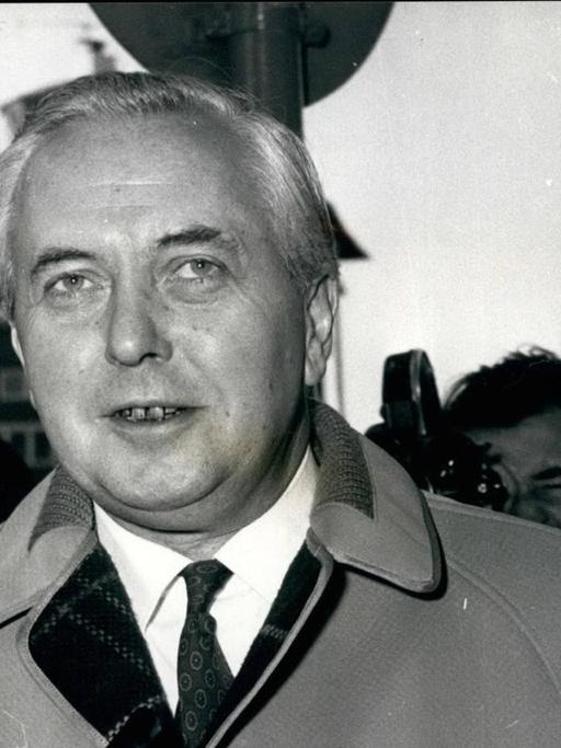 Der britische Premierrminister Harold Wilson im Dezemberr 1966 auf dem Flughafen in London.