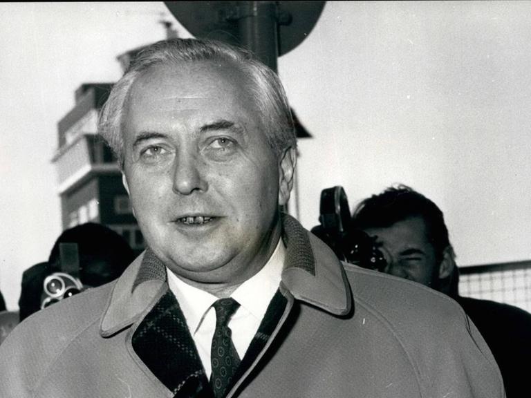 Der britische Premierrminister Harold Wilson im Dezemberr 1966 auf dem Flughafen in London.