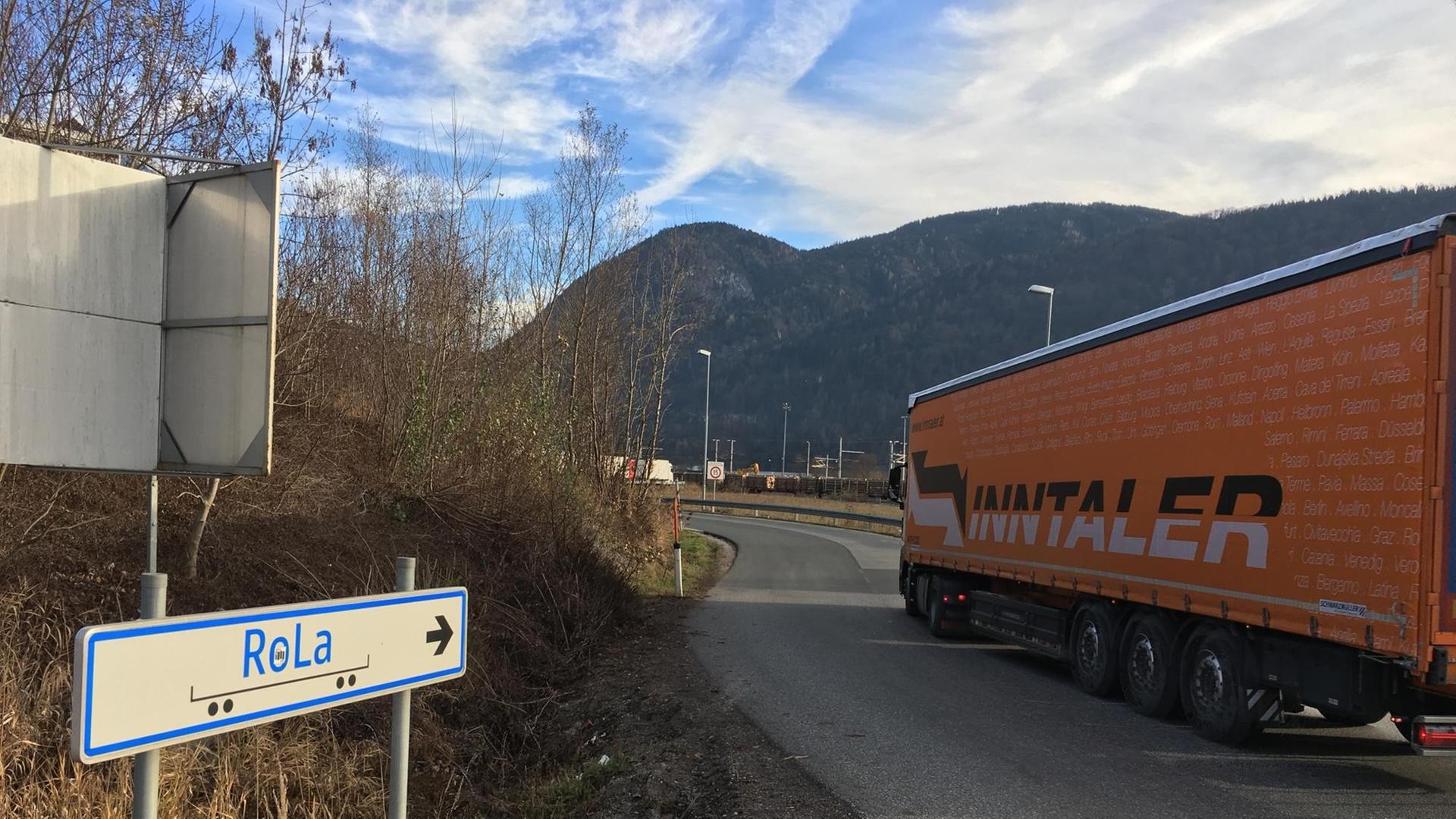 Ein LKW fährt in die Richtung der Güterbahnhof Rola in Wörgl, Österreich zu.