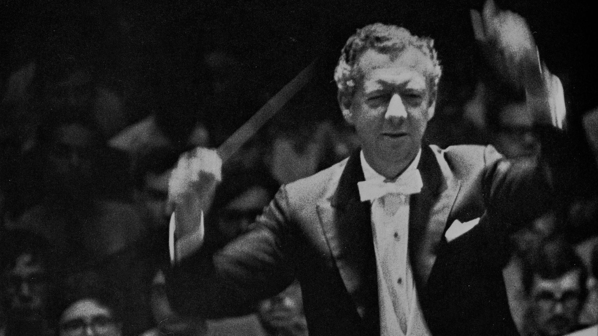 Der britische Komponist Benjamin Britten als Dirigent