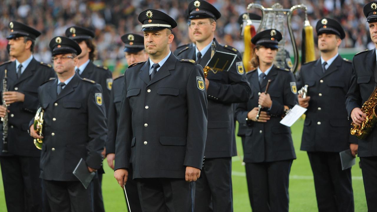 Das Polizeiorchester spielt die Nationalhymnen vor dem Fußball-Länderspiel Deutschland gegen Brasilien in Stuttgart im August 2011.