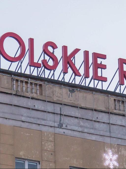 Logo von "Polskie Radio" auf dem Hauptquartier in Warschau.