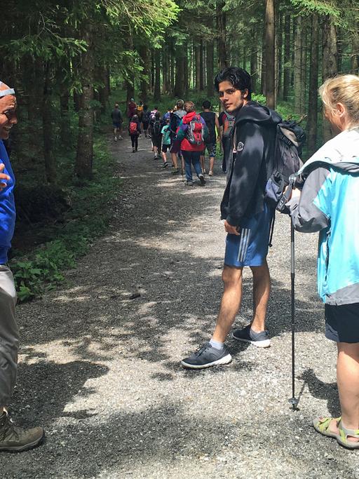Wandergruppe des Projektes "Alpen.Leben.Menschen" bei einer Tour durch den Wald.