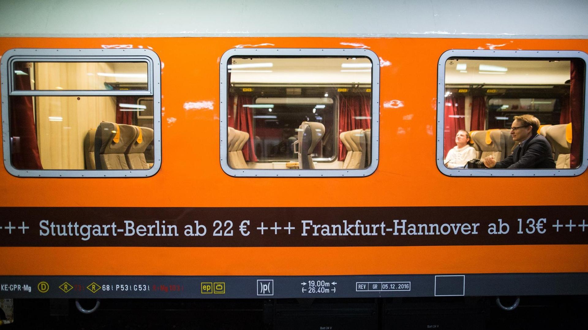 Ein Zug des Crowdfunding-Unternehmens Locomore steht am Hauptbahnhof in Stuttgart