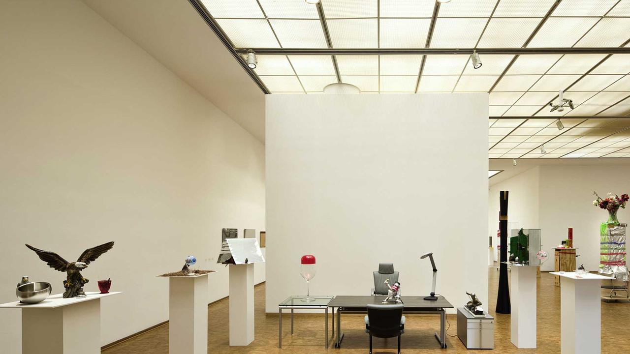 Installation in der Isa-Genzken-Retrospektive "Sesam öffne dich!"