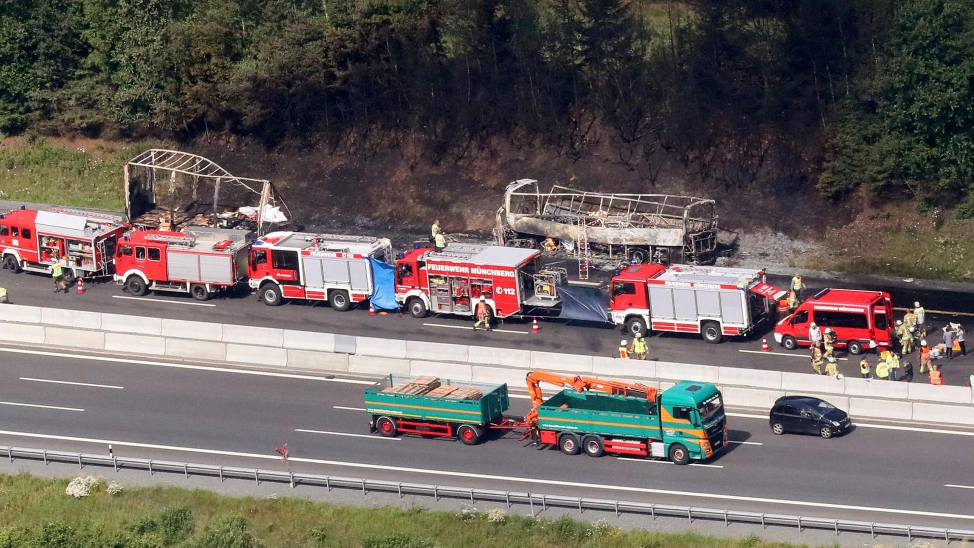 Das Luftbild zeigt die Unfallstelle auf der Autobahn A9 bei Münchberg.