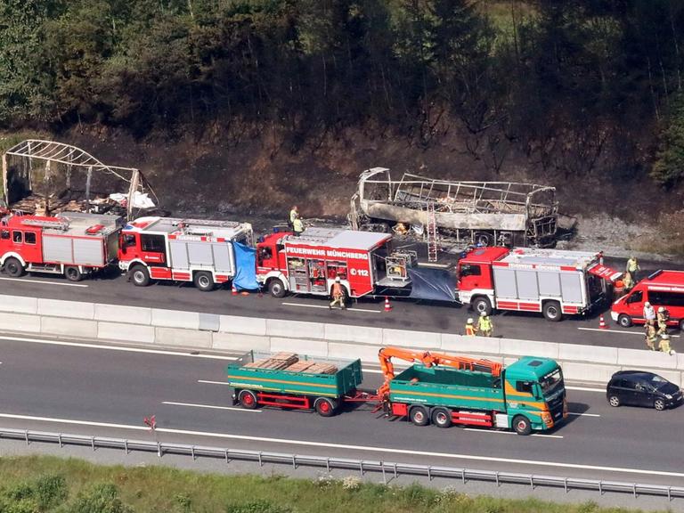 Das Luftbild zeigt die Unfallstelle auf der Autobahn A9 bei Münchberg.