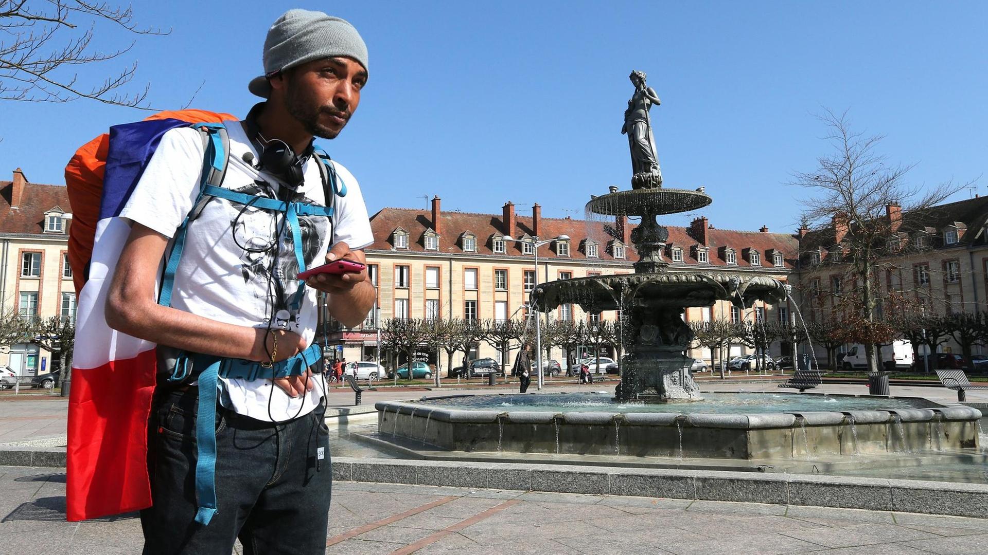 Abdelghani Merah, der ältere Bruder des des Attentäters von Toulouse 2012, auf seinem Marsch von Marseille nach Paris. Hier läuft er durch Vitry-le-