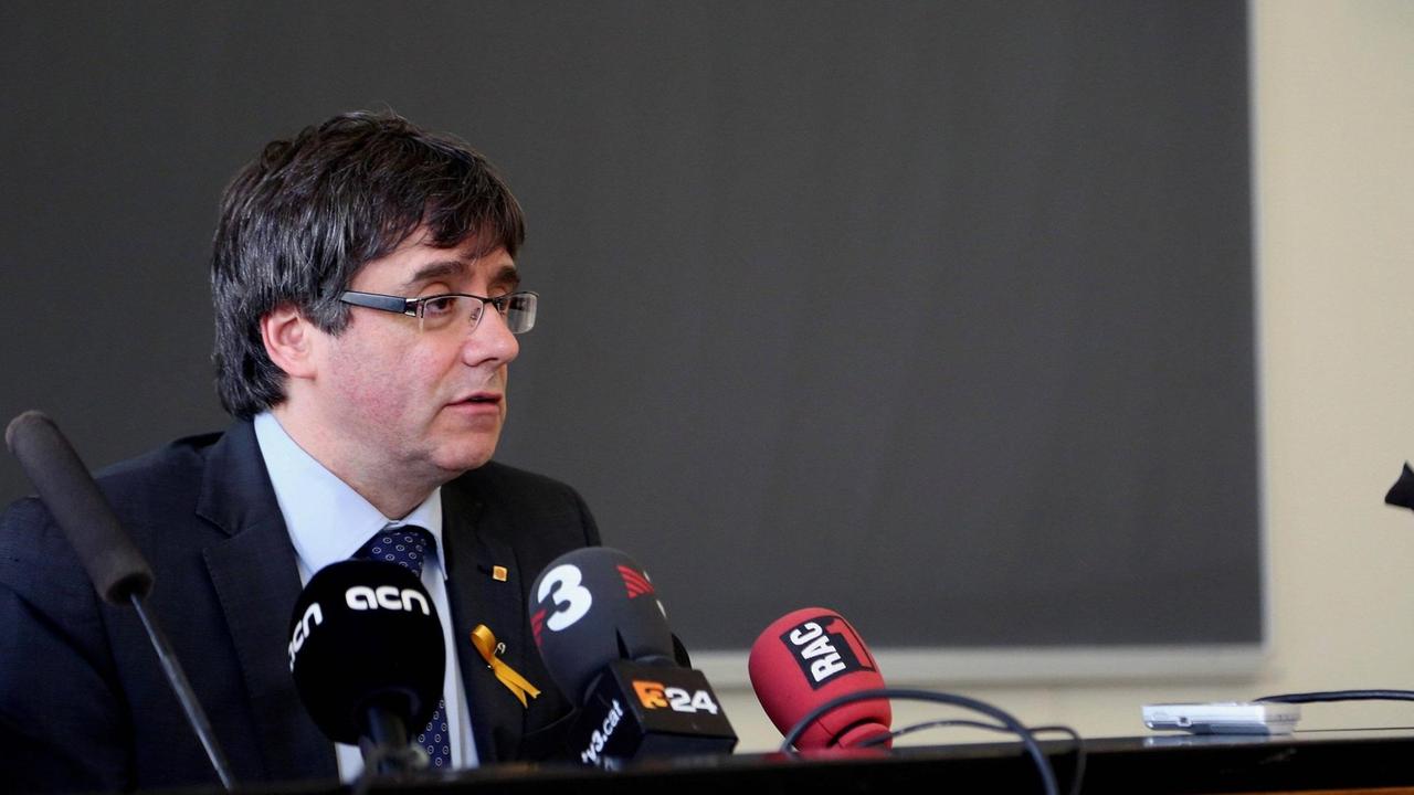 Carles Puigdemont spricht an der Universität Helsinki.