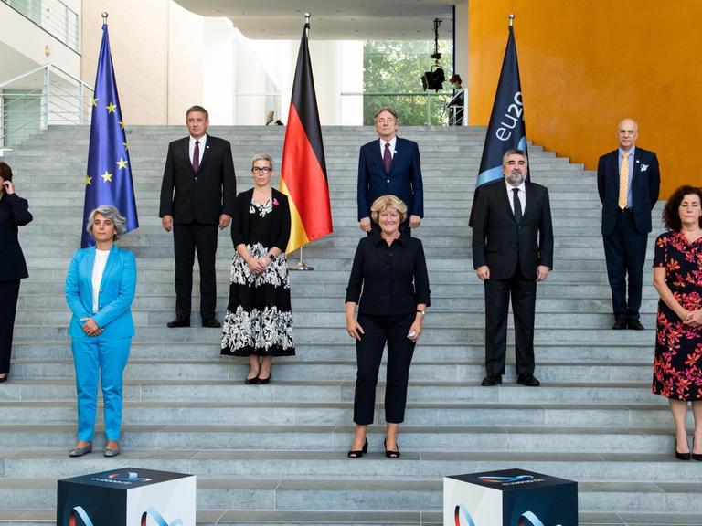 Monika Grütters, Staatsministerin für Kultur und Medien, steht zusammen mit den EU-Kulturministerinnen und Kulturministern im Bundeskanzleramt in Berlin für ein Gruppenbild zusammen.