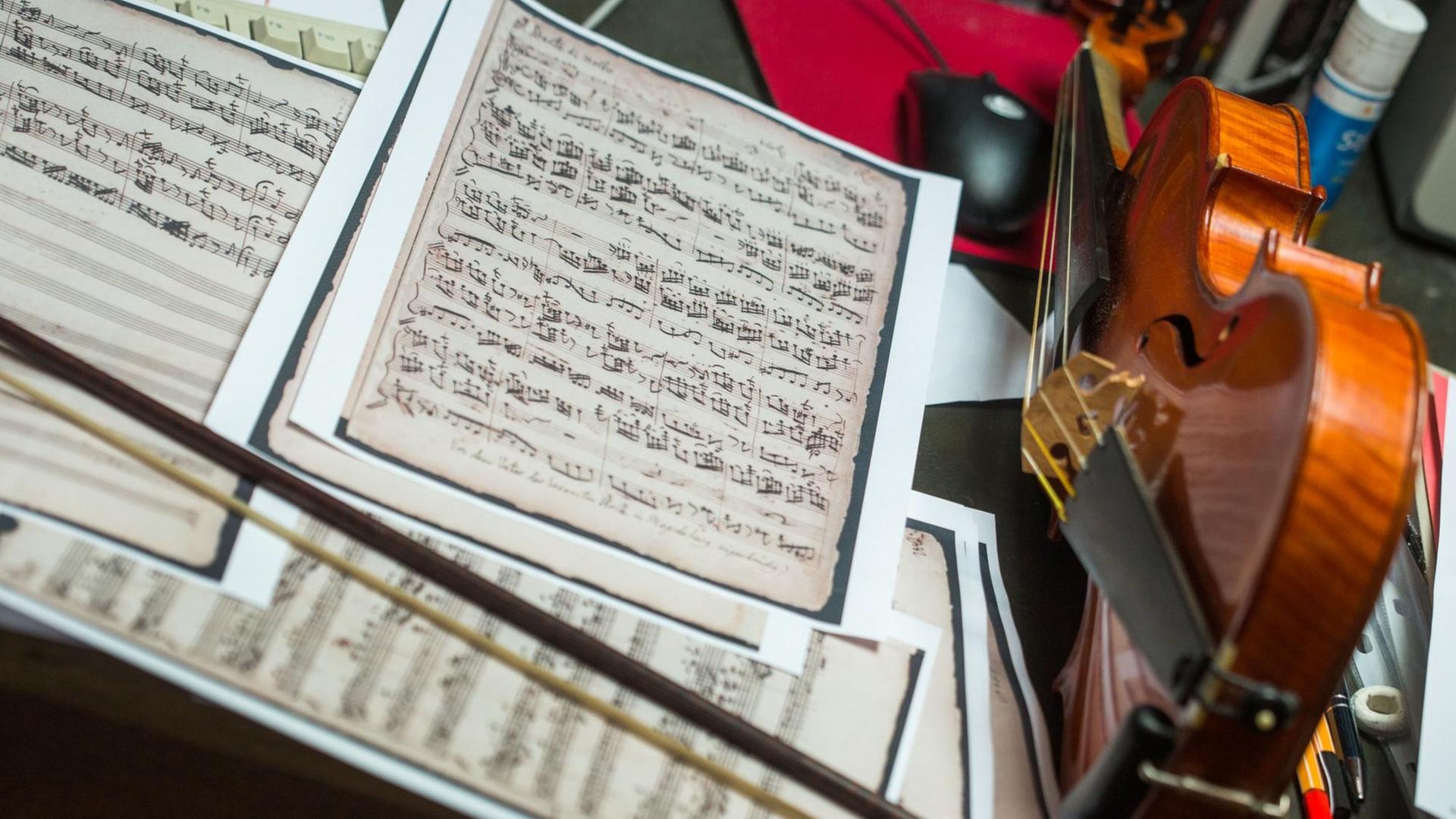 Kopierte Notenblätter für ein Violinenstück von Johann Heinrich Rolle aus der Zeit um 1770 ist am 04.09.2014 in Schwerin (Mecklenburg-Vorpommern) im kleinen Übungsraum von Musiker Stefan Fischer zu sehen.