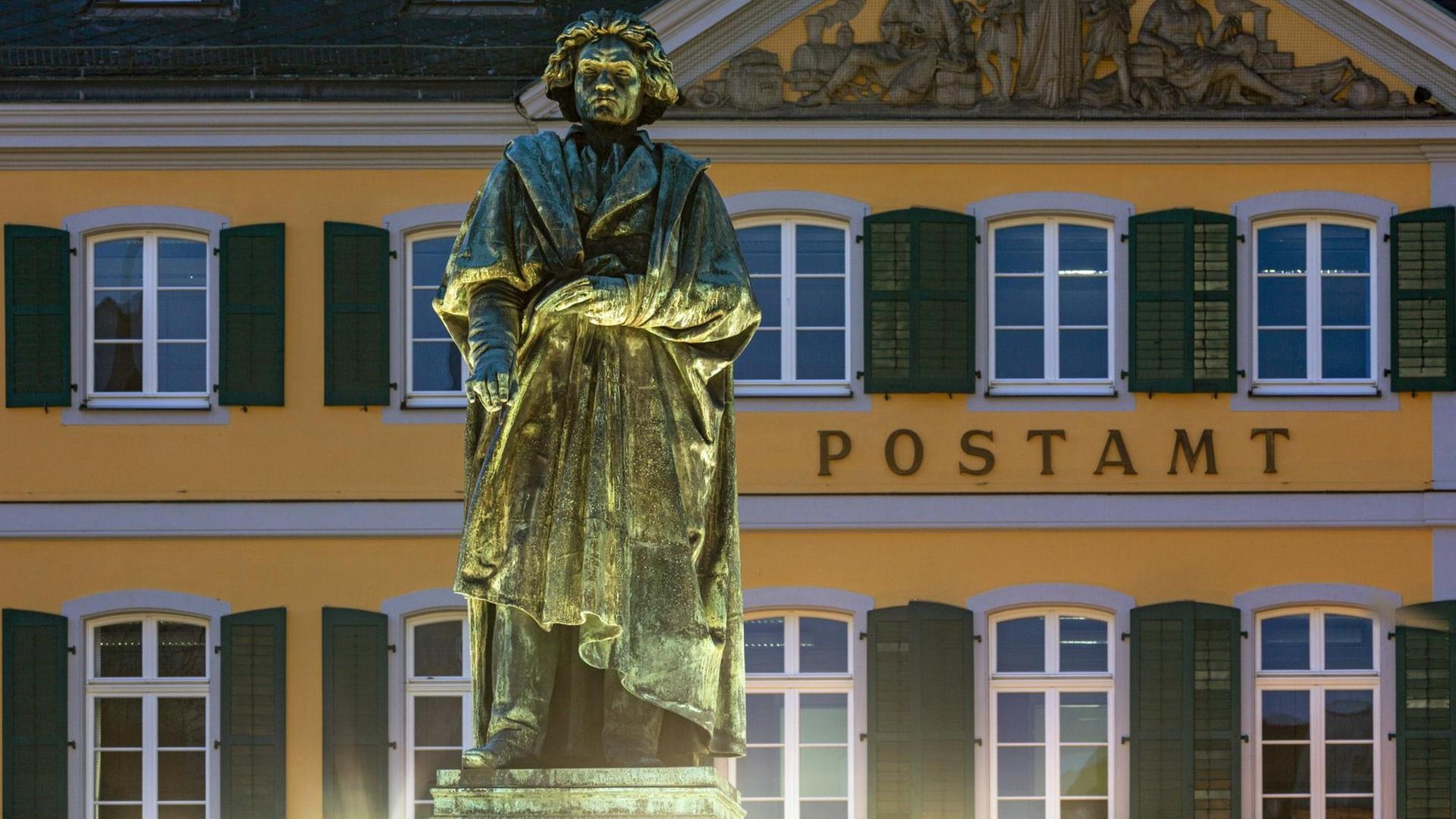 Ein Denkmal von Beethoven auf dem Münster-Platz in der Stadt Bonn.