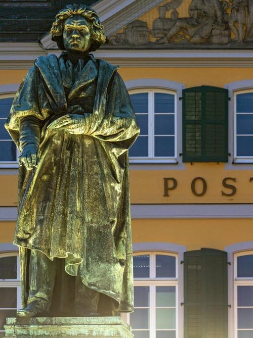 Denkmal Ludwig van Beethovens vor dem Bonner Postamt