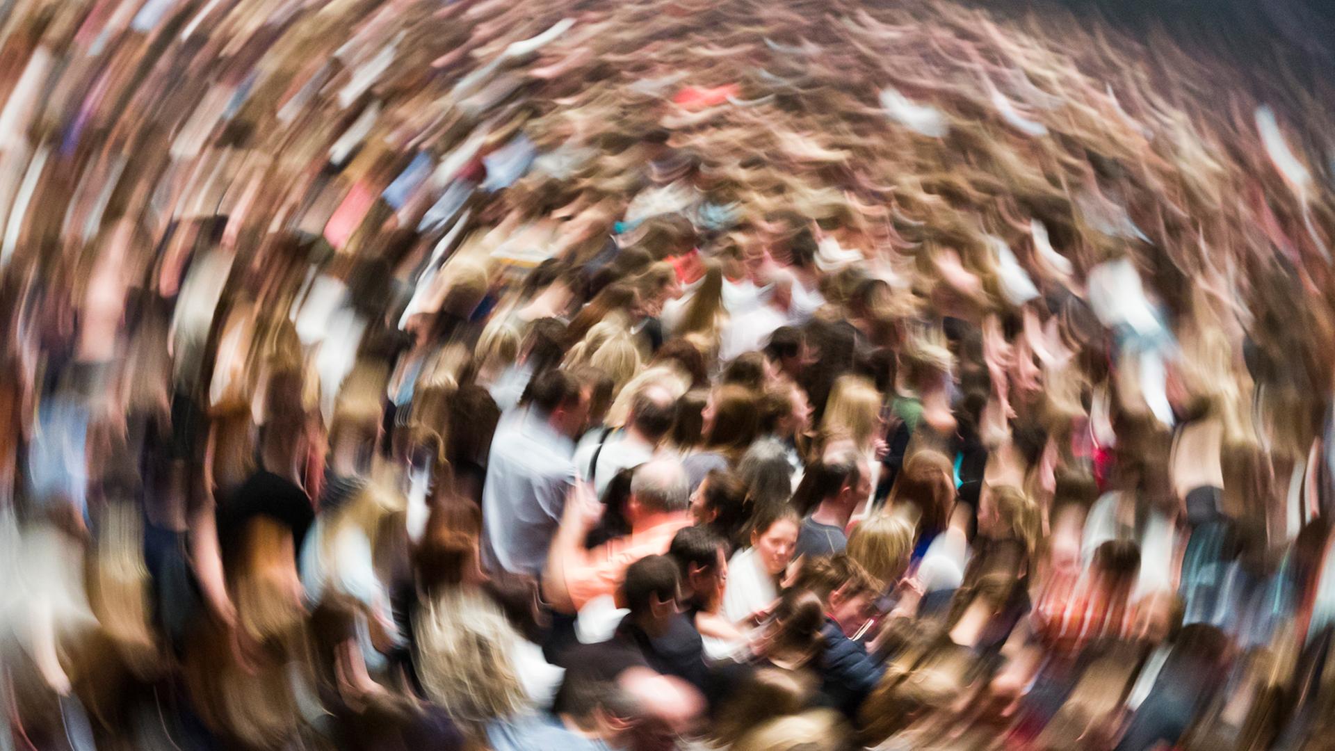 Zuschauer warten am 20.02.2014 in der Jahrhunderthalle in Frankfurt/Main (Hessen) auf den ersten Song des Konzerts der US-amerikanischen Band One Republic (Aufnahme mit gedrehter Kamera während der Belichtung).