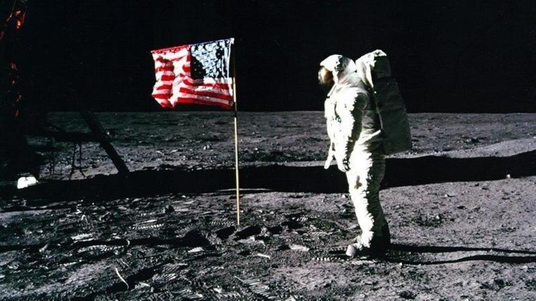 Ein NASA-Handout-Foto vom 20. Juli 1969 zeigt den Apollo-11-Astronauten Edwin 'Buzz' Aldrin, der auf der Mondoberfläche neben US-Flagge steht.