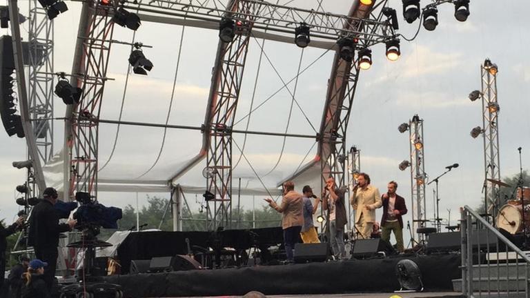 Die fünf Mitglieder der A Capella Gruppe "Viva Voce" stehen bei den Songs an einem Sommerabend auf der Bühne und singen 
