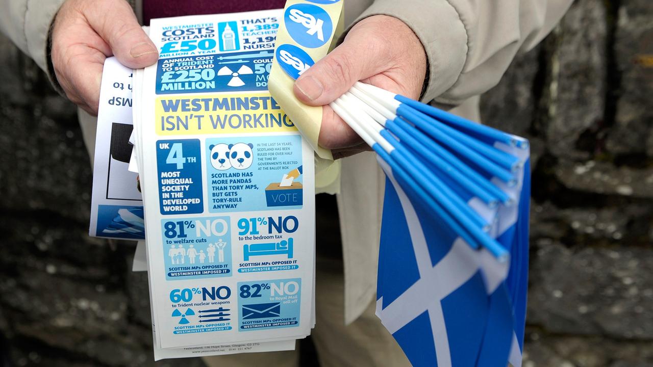 Mit Broschüren und Fahnen rühren die Mitglieder der YES-Scotland-Bewegung die Werbetrommel für die Unabhängigkeit.