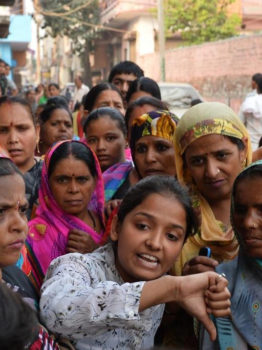 Frauen demonstrieren vor dem Haus eines vergewaltigten Mädchens in Neu-Delhi.