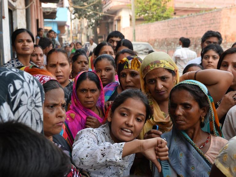 Frauen demonstrieren vor dem Haus eines vergewaltigten Mädchens in Neu-Delhi.