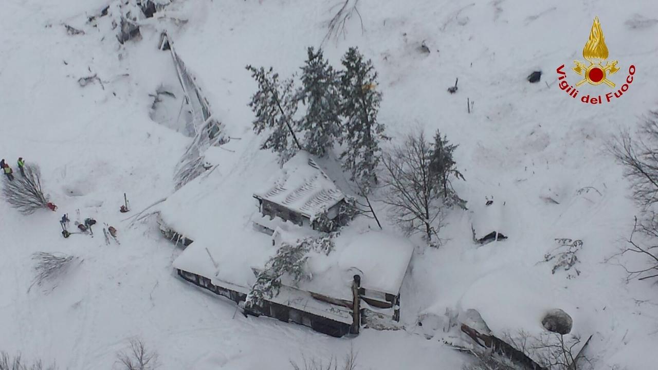 Eine Schnee-Lawine hat ein Hotel in Italien verschüttet