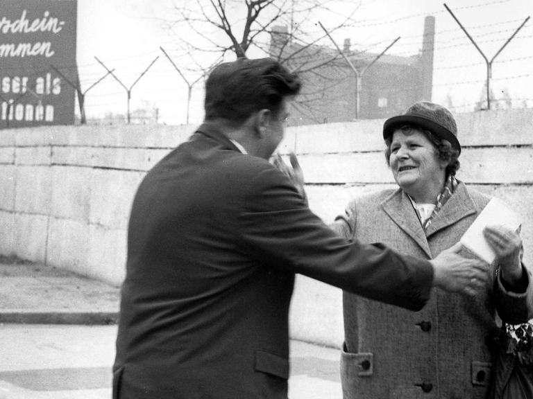 Ein junger Mann aus West-Berlin begrüßt seine Mutter am Übergang Chausseestrasse. Am 2. November 1964 durften erstmals seit dem Bau der Mauer am 13. August 1961 Rentner aus der DDR zu Verwandten nach West-Berlin und in die Bundesrepublik reisen.