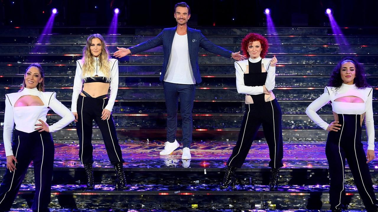Ein TV-Moderator präsentiert mit ausgebreiteten Armen die vier Mitglieder der Girlband No Angels auf einer Showtreppe Ein TV-Moderator präsentiert mit ausgebreiteten Armen die vier Mitglieder der Girlband No Angels auf einer Showtreppe