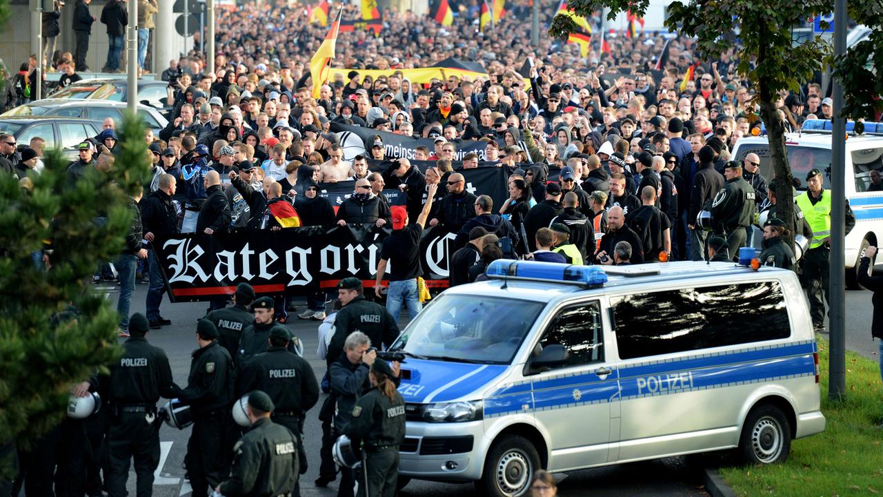 Demonstranten laufen am 26.10.2014 in Köln (Nordrhein-Westfalen) während einer Demonstration von Hooligans bei der Aktion "Gemeinsam gegen Salafismus" durch die Innenstadt.