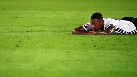 Der Nationalspieler Jérôme Boateng liegt vor der Verlängerung im Viertelfinale Deutschland gegen Italien bei der Fußball-EM 2016 in Frankreich im Stade de Bordeaux am 2.7.2016 auf dem Rasen.