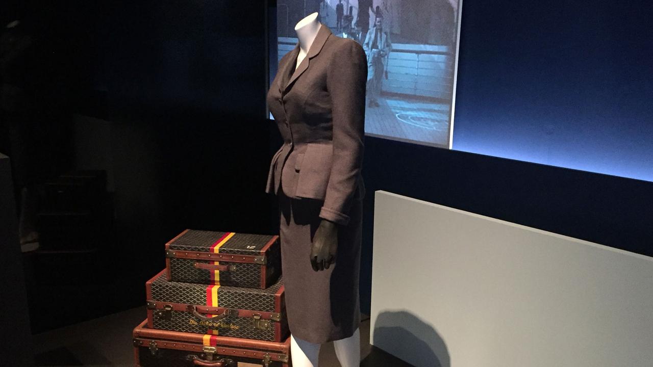 Das Dior-Kostüm der Passagierin Marlene Dietrich und die Koffer des britischen Ex-Königs Edwards VIII in der Ausstellung "Ocean Liners" im "Victoria and Albert Museum" in London  