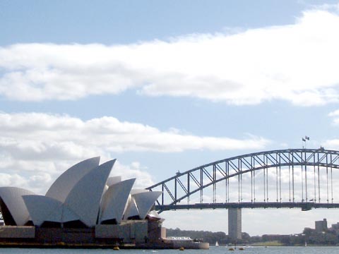 Oper in Sydney mit Hafenbrücke