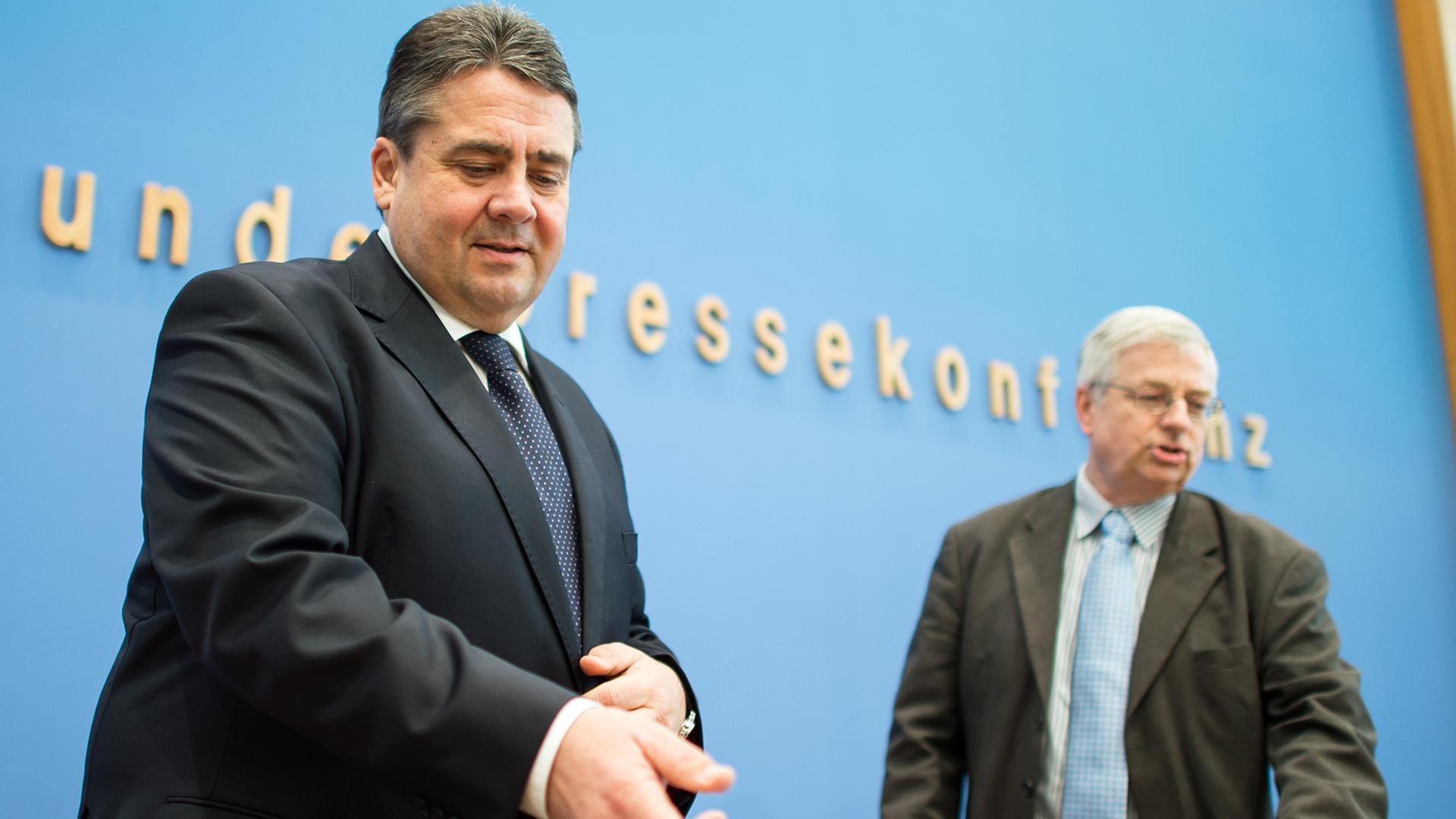 Bundeswirtschaftsminister Sigmar Gabriel (SPD) stellt am 28.01.2015 in der Bundespressekonferenz in Berlin den Jahreswirtschaftsbericht 2015 vor.