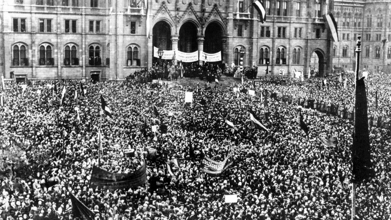Eine riesige Menschenmenge vor dem Parlament in der ungarischen Hauptstadt Budapest feiert die Proklamation der Republik Ungarn am 16. November 1918. |