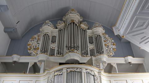 Blick auf die Orgel der Kirche Manslagt, einem der Instrumente des Festivals 'Krummhörner Orgelfrühling' in Niedersachsen