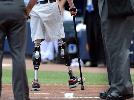 Ein US-Veteran mit Beinprothesen. Viele Kriegsversehrte müssen zwei Jahre auf ihr Geld warten