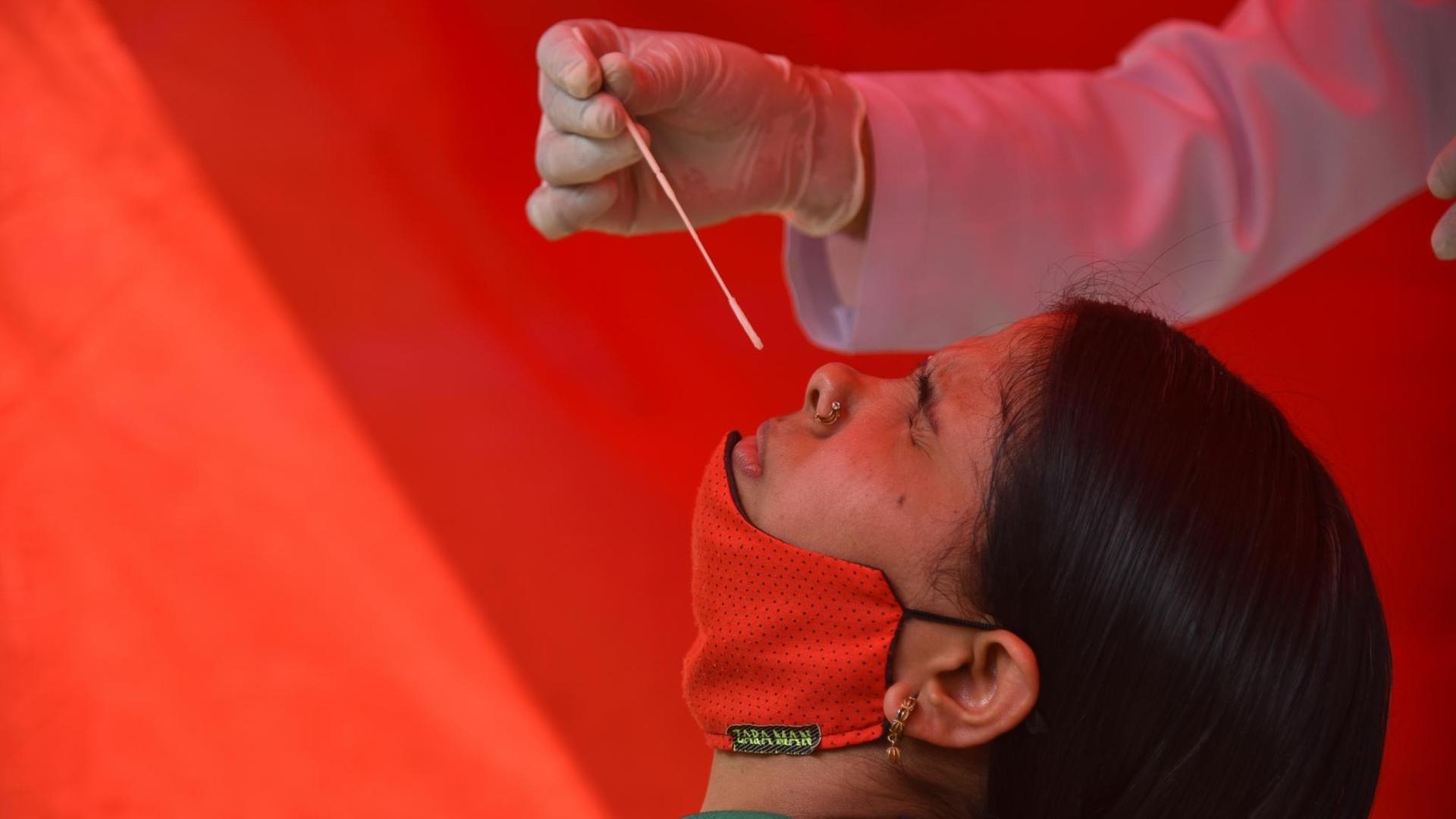 6530317 28.04.2021 A woman is being tested for COVID-19 at a testing center, in Deli, India. Idrees Mohammed / Sputnik