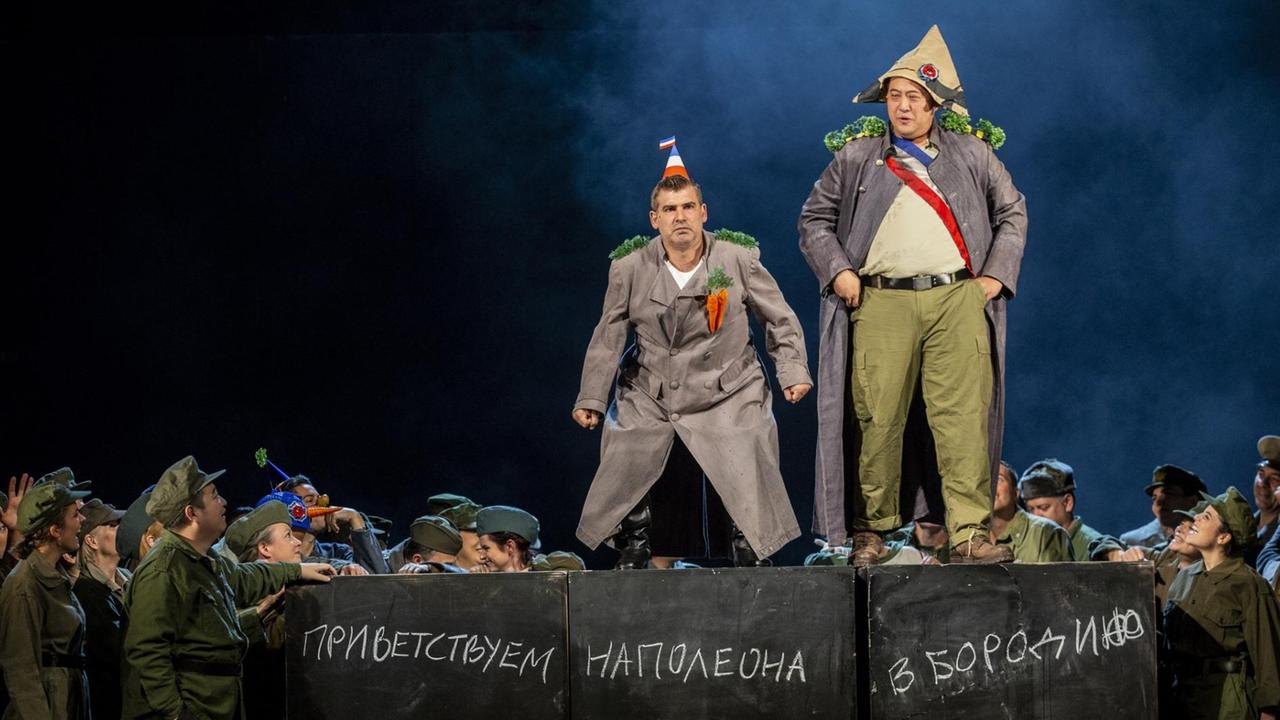 Ein Szenenfoto aus der Oper "Krieg und Frieden" von Sergej Prokofjew am Staatstheater Nürnberg.