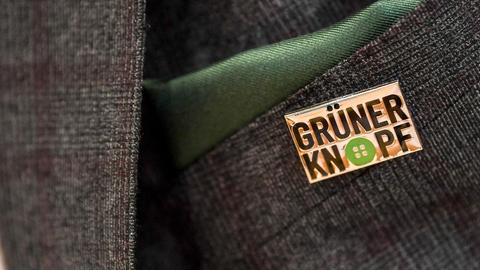 09.09.2019, Berlin: Gerd Müller (CSU), Bundesminister für wirtschaftliche Zusammenarbeit und Entwicklung, trägt während seiner Pressekonferenz einen Anstecker mit dem Symbol des staatlichen Textilsiegel "Grüner Knopf" am Revers. Foto: Britta Pedersen/dpa-Zentralbild/dpa | Verwendung weltweit