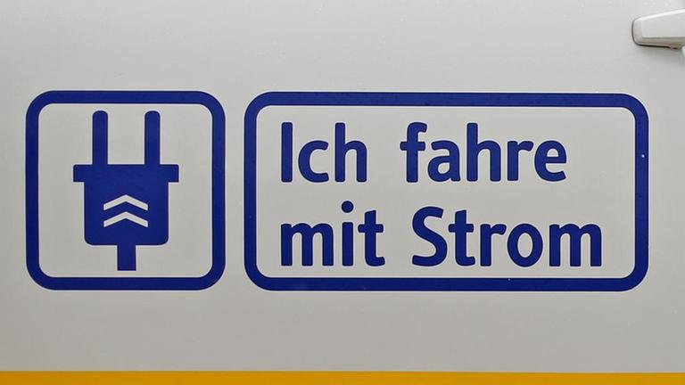 "Ich fahre mit Strom" steht an einem elektrisch angetriebenen Opel Ampera in Halle (Sachsen-Anhalt) an einer Ladesäule von EnviaM geladen wird.