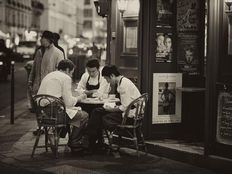 Mitarbeiter des vor 1924 gegründeten Restaurants Café des Musées im jüdischen Viertel von Paris