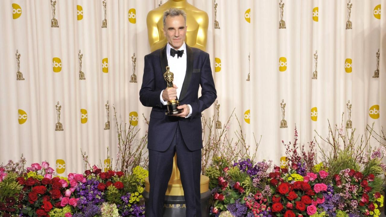 Daniel Day-Lewis hält seinen Oscar in der Hand.