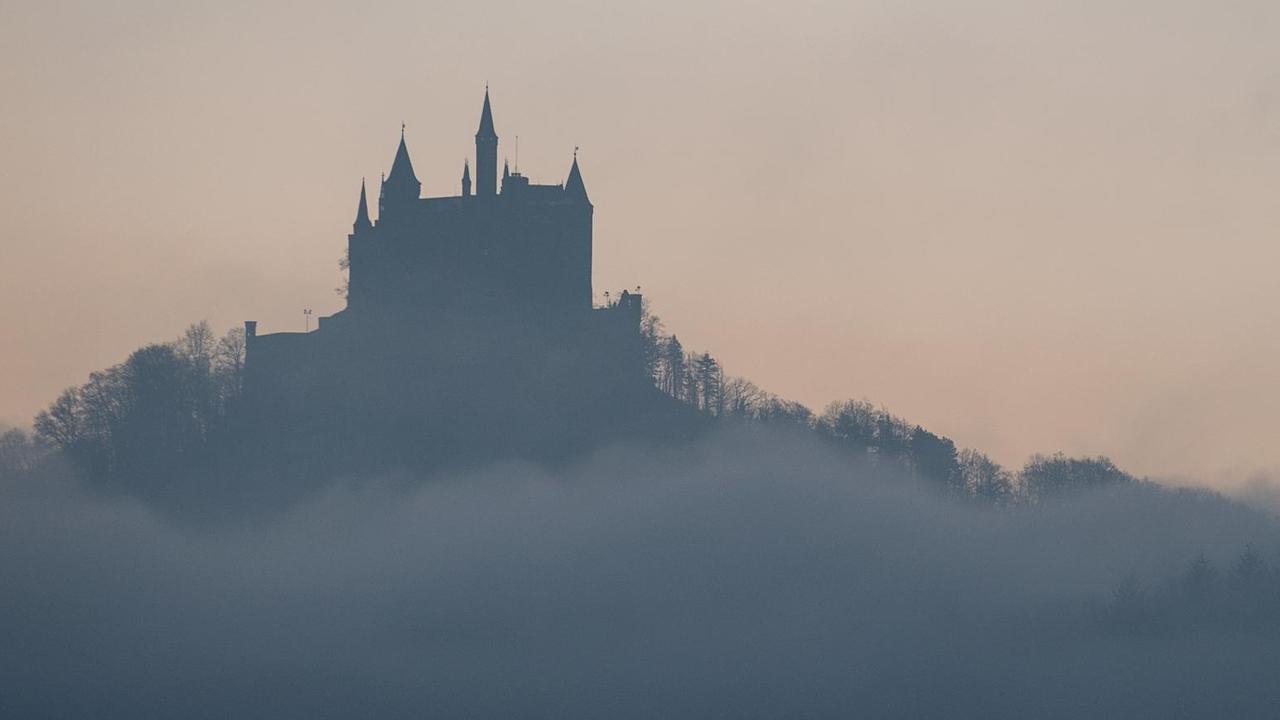 Burg Hohenzollern im Nebel.