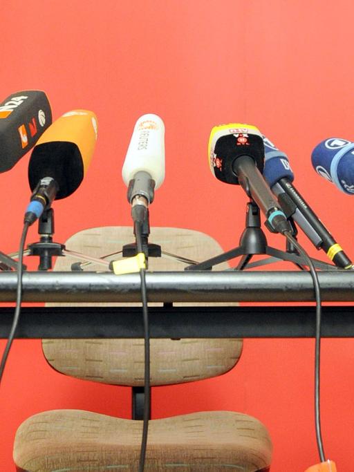 Mikrofone stehen am Mittwoch (11.04.2012) in der Geschäftsstelle des Landesverbandes Bayern "Die Linke" in München (Oberbayern) vor einer Pressekonferenz auf dem Tisch. Die Linke-Vorsitzende Lötzsch ist wegen einer schweren Erkrankung ihres Mannes überraschend zurückgetreten. Foto: Marc Müller dpa/lby