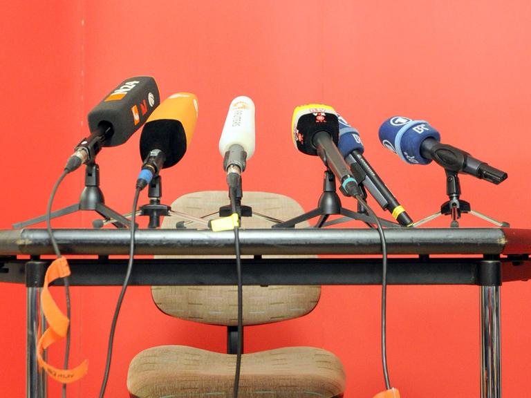 Mikrofone stehen am Mittwoch (11.04.2012) in der Geschäftsstelle des Landesverbandes Bayern "Die Linke" in München (Oberbayern) vor einer Pressekonferenz auf dem Tisch. Die Linke-Vorsitzende Lötzsch ist wegen einer schweren Erkrankung ihres Mannes überraschend zurückgetreten. Foto: Marc Müller dpa/lby