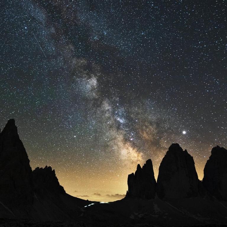 Sternenhimmel - im Hintergrund der Tre Cime Di Lavaredo in Veneto, Italien