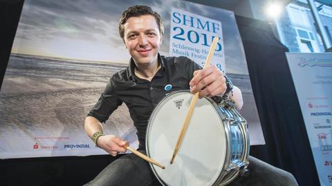 Schlagzeuger Martin Grubinger posiert am 20.02.2015 während der Pressekonferenz des Schleswig-Holstein Musik Festivals (SHMF) im Radisson Blue Senator Hotel in Lübeck (Schleswig-Holstein).
