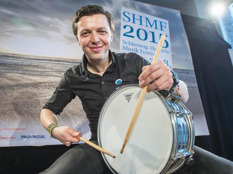 Schlagzeuger Martin Grubinger posiert am 20.02.2015 während der Pressekonferenz des Schleswig-Holstein Musik Festivals (SHMF) im Radisson Blue Senator Hotel in Lübeck (Schleswig-Holstein).