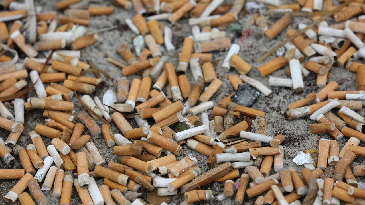 Auf dem Boden liegen unzählige Zigarettenkippen.