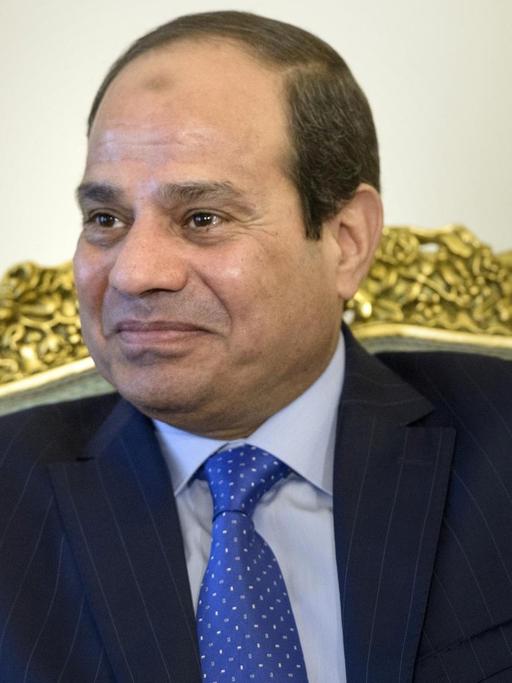 Der ägyptische Präsident Abdel Fattah al-Sisi sitzt auf seinem Thron im Präsidentenpalast in Kairo
