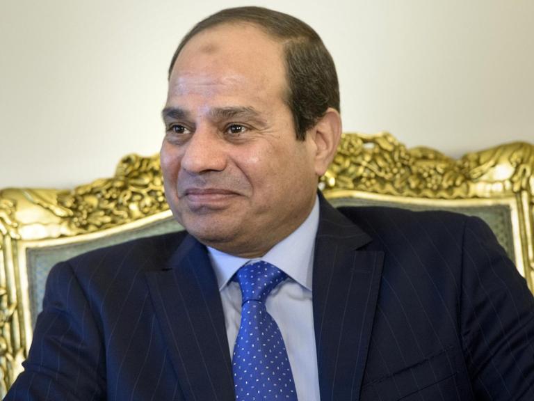Der ägyptische Präsident Abdel Fattah al-Sisi sitzt auf seinem Thron im Präsidentenpalast in Kairo